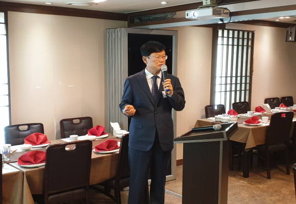 최남채 디케이티 대표가 4일 열린 기자간담회에서 프레젠테이션을 진행하고 있다. Ⓒ 프라임경제