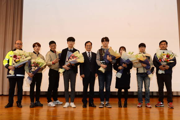 교통사고로 불붙은 승용차에서 운전자를 구한 시민에게 광산구가 '의로운 시민상'을 5일 수여했다. 왼쪽부터 이정현 경위, 박기민 사원, 배진남 반장, 오대호 송현호 군, 김삼호 구청장, 오대호 군, 고보경 강사, 선용철 관장, 황철 씨. ⓒ 광산구
