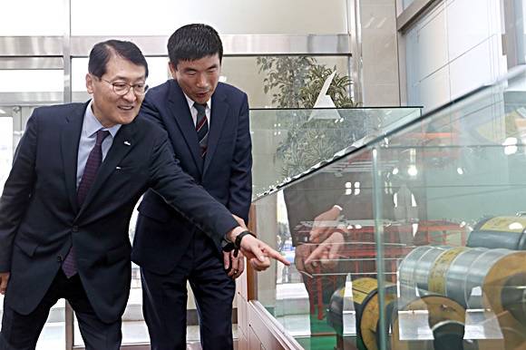 신한은행 위성호 은행장(왼쪽)이 지난 11월13일 인천광역시 소재 자동차 부품업체 대주중공업을 방문해 박주정 대표이사로부터 제품에 대해 설명을 듣는 모습 ⓒ신한은행