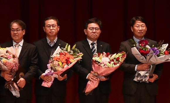 (왼쪽부터)와이엔텍 김연석 대표이사, 대림산업 여수공장 주성태 상무, 롯데케미칼 여수공장 박현철 상무, GS칼텍스 여수공장 임현호 전무가 기념촬영을 하고 있다. ⓒ 여수시