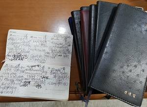 전 대표가 직장일기를 기록한 수첩들. ⓒ 전대길 동양EMS 대표