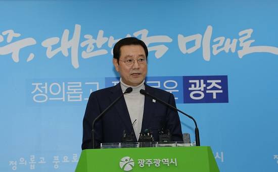 이용섭 광주광역시장은 9일 광주시청 브리핑룸에서 긴급 기자회견을 갖고 광주형 일자리의 첫 모델인 완성차 합작법인 설립을 위한 현대자동차와의 투자협상에 직접 전면에 나서겠다고 밝혔다. ⓒ 프라임경제
