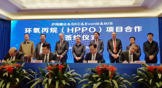 이완재 SKC 사장(왼쪽 세번째)이 지난 6일, 중국 산둥성 쯔보시에서 마이클 트랙슬러 에보닉 사업총괄(왼쪽 첫번째), 츠청쥐 QXTD 회장(왼쪽 두번째), 피터 씨븐 tkIS 부문장과 HPPO 프로젝트 합작 MOU에 사인하고 있다. ⓒ SKC