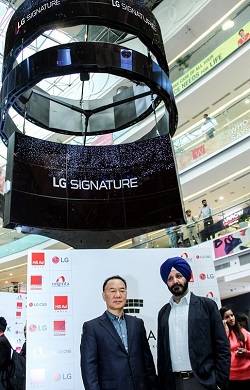 LG전자 인도법인장 김기완 부사장(왼쪽)과 아이피 콜로넬 싱(I P Colonel Singh) 엠비언스몰 바산트쿤즈 총괄이 LG 올레드 사이니지 조형물 앞에서 기념촬영을 하고 있다. ⓒ LG전자