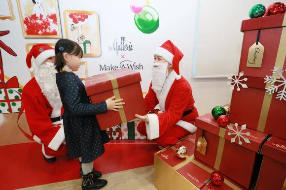 한화갤러리아 봉사단이 10일 서울대학교병원에 선물박스 100개를 쌓아 갤러리아 크리스마스 나눔트리를 제작, 어린이병원 환아에게 나누어주고 있다. ⓒ 한화갤러리아