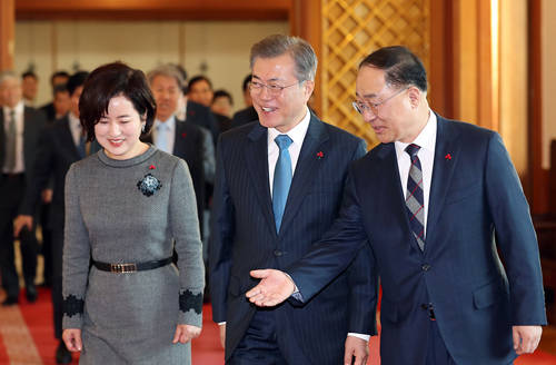 문재인 대통령은 10일 홍남기 신임 부총리 겸 기획재정부장관에게 임명장을 수여하고 격려와 당부의 말을 전했다. ⓒ 청와대