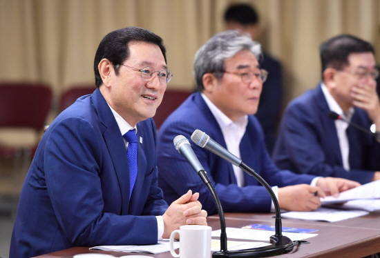 이용섭 시장은 11일 오전 확대 간부회의에서 "광주형 일자리는 당초 광주 청년들의 일자리 창출을 위해 시작됐지만, 지금은 한국경제의 체질강화와 미래가 달린 중차대한 문제가 됐다"고 말했다. ⓒ 광주광역시