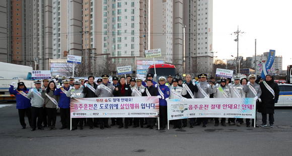 전국모범운전자연합회 태안지회(회장 지대진)와 태안군 공직자, 유관기관 관계자 등이 음주운전 근절 캠페인을 전개 후 기념촬영을 하고 있다. ⓒ 태안군청