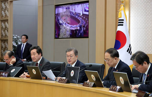 취임 후 처음으로 세종시에서 국무회의를 주재한 문재인 대통령은 국무회의 후 교육부와 고용노동부를 방문해 직원들을 격려했다. ⓒ 청와대