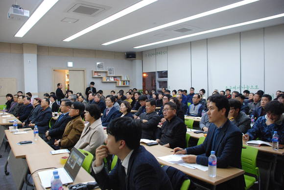 윤용조 부산평화통일교육센터 상임연구원이 '평화와 번영 새로운 시대, 새로운 미래'를 주제로 강의를 진행했다. ⓒ 광산구(갑) 지역위원회