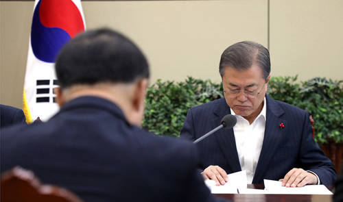홍남기 신임 경제부총리는 취임 후 12일 처음으로 문재인 대통령에게 경제정책 방향 보고를 진행했다. ⓒ 청와대