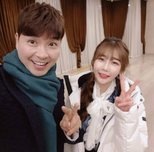 울트라브이 & 더마스터 클리닉 송년의밤 행사장에서 개그맨 박수홍과 진주. ⓒ 진주 인스타그램