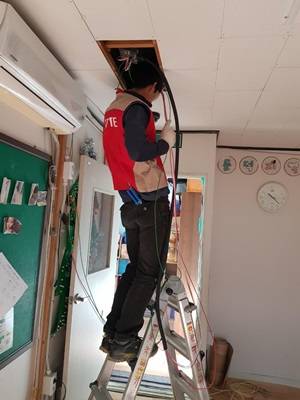 롯데케미칼 여수공장 샤롯데 봉사단이 전기 분전반 교체작업과 함께 전기회선들을 교체하고 있다. ⓒ 롯데케미칼