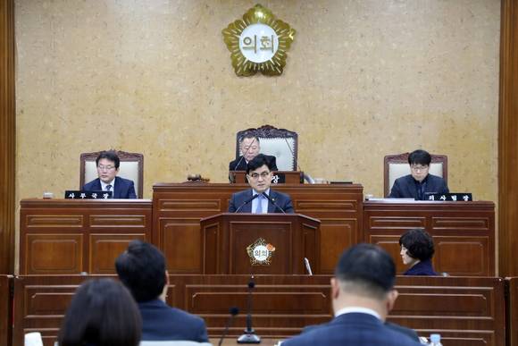 공별철 광산구의원이 13일 제242회 정례회 제3차 본회의 구정질문을 통해 주민자치회 운영의 비전과 함께 송정 IC 고가 하부공간 환경정비 및 대체부지 대한 의견을 제시했다. ⓒ광산구의회
