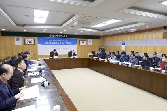'순천시 쓰레기 문제 해결 공론화위원회'가 100일 대장정을 마무리 하고 활동결과보고 및 권고안 전달식을 하고 있다. ⓒ 순천시