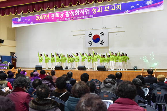 어르신들이 경로당 활성화 프로그램을 통해 익힌 솜씨를 마음껏 뽐내고 있다. ⓒ 진주시청