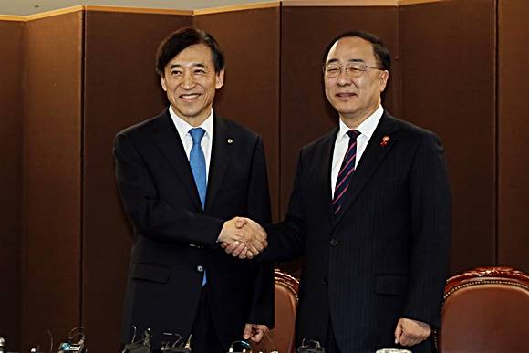 첫 회동을 가진 이주열 한국은행 총재(사진 좌)와 홍남기 신임 경제부총리 및 기획재정부 장관 ⓒ 연합뉴스