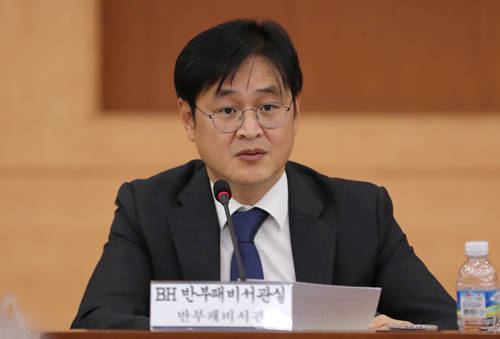 박형철 청와대 반부패비서관은 최근 논란이 되고 있는 김태우 전 청와대 특감반원이 작성한 첩보 보고서가 민간인 사찰 논란이라는 의문이 계속되자 주요 사안별로 해명에 나섰다. ⓒ 뉴스1