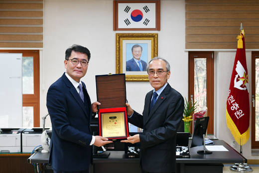 이부용 롯데건설 전략기획부문장(왼쪽)이 안수현 국립서울현충원장(오른쪽)으로부터 지속적인 봉사활동에 대한 감사패를 받았다. ⓒ 롯데건설