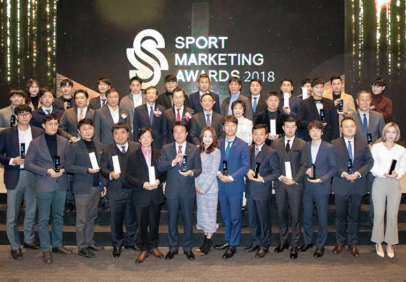 제4회 스포츠마케팅어워드 2018 수상자들이 기념촬영 하고 있다. ⓒ 한국스포츠마케팅진흥원