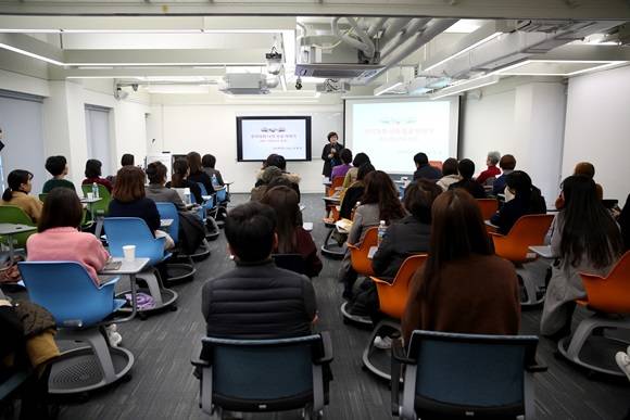 20일 전남 여수시 전남창조경제혁신센터에서 출범한 '리더십 포럼, 한여울'에서 김명신 ㈜쿠키아 대표가 여성 CEO의 애환과 회사 경영 성공담을 강의하고 있다. ⓒ GS칼텍스