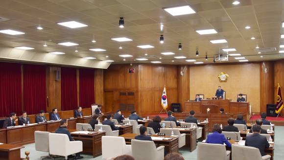 광산구의회가 제242회 정례회에서 조례안 및 일반안 15건, 2019년도 예산안 및 기금운용계획안을 의결했다. ⓒ 광산구의회