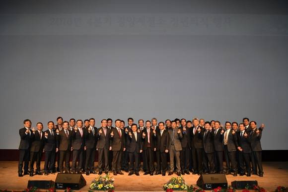 올해 마지막 정년퇴임을 하는 25명과 관계자들이 기념촬영을 하고 있다. ⓒ 광양제철소