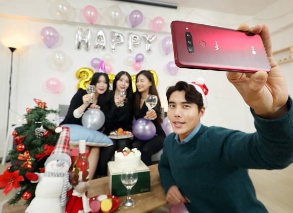 LG전자 모델들이 초광각 렌즈를 탑재한 V40 씽큐를 사용해 연말 기념사진을 촬영하고 있다. ⓒ LG전자