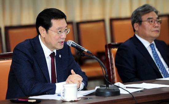 이용섭 광주광역시장이 24일 오전 시청 3층 중회의실에서 열린 간부회의를 주재하고 광주문학관 건립 절차를 신속히 이행할 것을 당부하고 있다. ⓒ 광주광역시