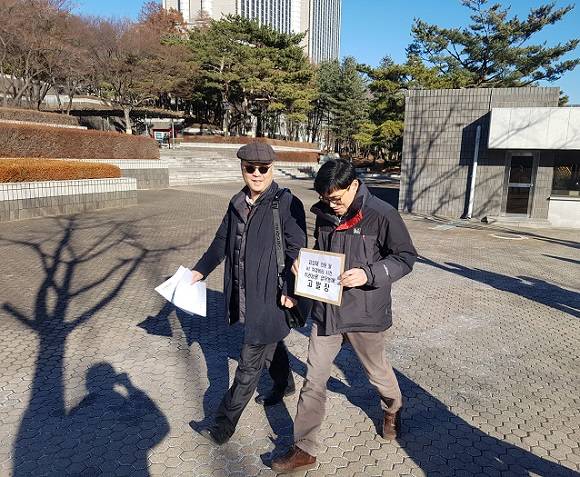 오주헌 KT새노조 위원장과 이대수 약탈경제반대행동 변호사가 검찰에 고발장을 접수하러 가는 모습. ⓒ 프라임경제
