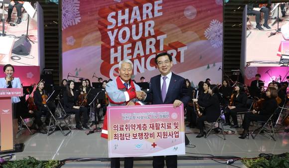 정일영 인천공항공사 사장(오른쪽)이 김창남 대한적십자사 인천지사 부회장(왼쪽)에게 기부금을 전달하고 있다. ⓒ 인천국제공항