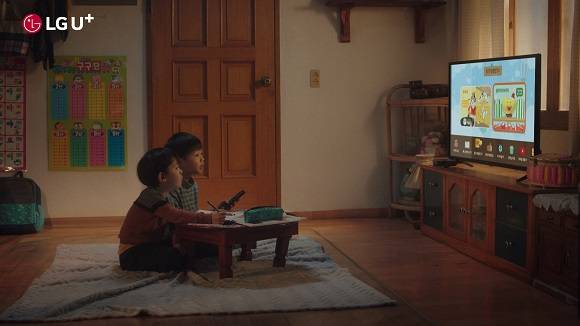 사진은 위탁가정의 영유아 자녀들을 위해 U+tv 아이들나라 서비스를 지원하는 내용을 담은 CSR캠페인 영상 '내가 사는 이유' 스틸컷. ⓒ LG유플러스