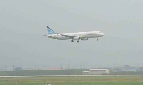 김해신공항 추진 와중에 소음평가 등 자료 전반에 대한 의혹이 일고 있다. 사진은 현재의 김해공항에 항공기가 내리는 모습. ⓒ 뉴스1