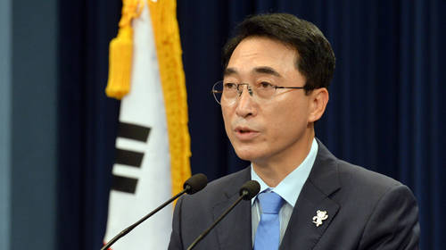 박 실장의 불륜 의혹을 폭로했던 더불어민주당 당원 오영환 씨가 검찰로부터 무혐의 처분을 받자 자유한국당과 여성가족위가 박 실장을 전 방위 압박을 하고 있다. ⓒ 뉴스1
