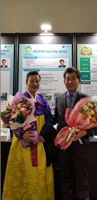 홍재희씨(오른쪽)가 '2018 대한민국 최고농업기술명인'으로 선정돼 기념촬영을 하고 있다. ⓒ 순천시