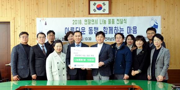 이길훈 교육장과 지뜨호텔 김천형 대표(앞줄 왼쪽에서 4,5번째)가 관계자들과 기념촬영을 하고 있다. ⓒ 순천교육청