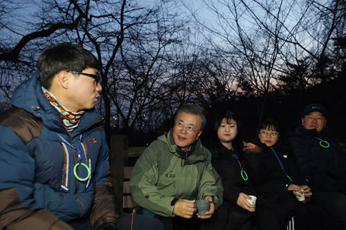 문재인 대톨령은 1월1일 '2018년을 빛낸 의인' 6명과 함께 남산 신년맞이 해돋이 산행으로 2019년을 시작했다. ⓒ 청와대