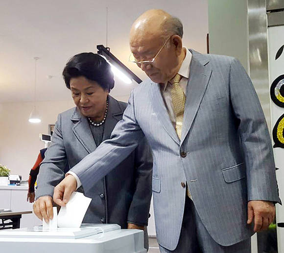 전두환 전 대통령과 부인 이순자 여사가 2017년 5월9일 제19대 대통령 선거일에 서울 서대문구 연희동 주민센터에 마련된 제1투표소를 찾아 투표하고 있다.ⓒ뉴스1