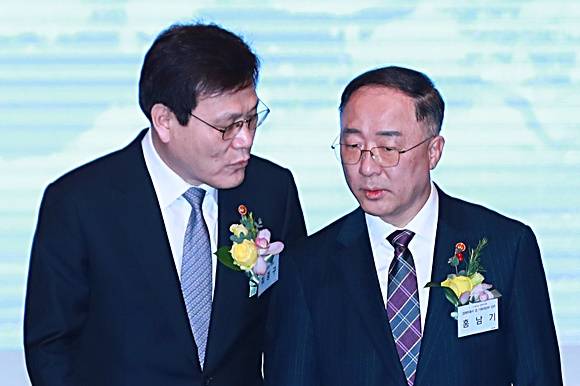 홍남기 경제부총리 겸 기획재정부 장관(오른쪽)이 3일 오후 서울 소공동 롯데호텔에서 열린 2019년 범금융 신년인사회에서 최종구 금융위원장과 논의하고 있다. ⓒ 연합뉴스