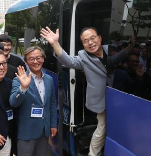 전재수 의원(왼쪽)과 오거돈 부산시장. ⓒ 뉴스1