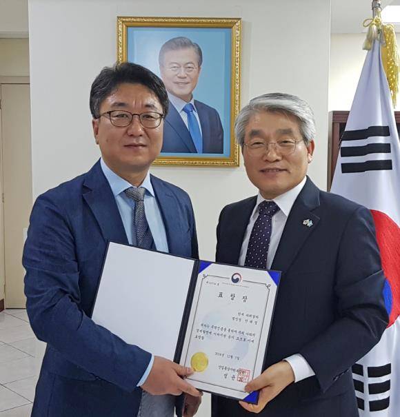 3일 주 과테말라 대한민국 대사관에서 진행된 수여식에서 안태영 한세실업 과테말라 법인장(왼쪽)과 홍석화 주 과테말라대사가 기념 촬영을 하고 있다.ⓒ 한세실업