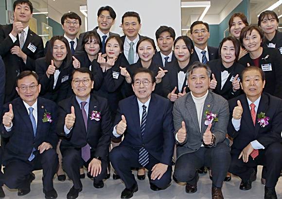 9일(수) 진행된 신한은행 서울시청금융센터 개점식에서 금융센터 직원들과 기념촬영하는 모습. 박원순 서울시장(맨앞줄 가운데), 신원철 서울시의회 의장(우측에서 두번째), 위성호 신한은행장(좌측에서 두번째) ⓒ 신한은행