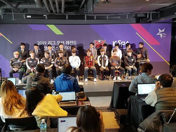 2019 LCK 스피링에 참가하는 프로팀의 코치와 대표선수들이 질의응답을 하는 모습. ⓒ 프라임경제