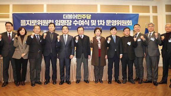 민주당 이용빈 광산갑 지역위원장이 10일 이해찬 당대표로부터 을지로위원회 부위원장 임명장을 받고 참석자들과 파이팅을 외치고 있다. ⓒ민주당 광산갑 지여위원회
