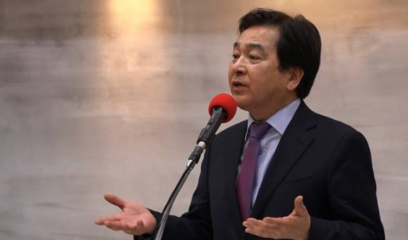 심재철 의원(경기 안양)이 지난 11일 노블리안 웨딩홀에서 열린 자유한국당 신년하례회에 참석한 당원들에게 노고를 치하하고 있다. = 오영태 기자