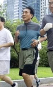 김지완 BNK금융 회장이 과거 하나대투 근무 시절 회사 동료들과 조깅을 즐기던 모습. ⓒ 하나대투증권