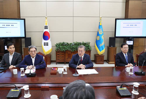 문 대통령은 지난 14일 수보회의에서 '산업안전보건법' 이른바 '김용균법' 등 산재에 대한 강도 높은 대책을 주문했다. ⓒ 청와대