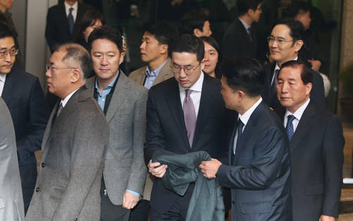 문재인 대통령은 15일 '기업이 커가는 나라, 함께 잘사는 대한민국'이라는 슬로건으로 '2019 기업인과의 대화'를 개최했다. ⓒ 뉴스1