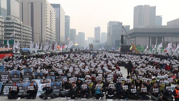지난 19일 오후 서울 중구 광화문광장에서 민주노총 전국노동자대회에 참석한 노동자들이 비정규직 철폐, 위험의 외주화 금지 등을 촉구하고 있다. ⓒ 프라임경제