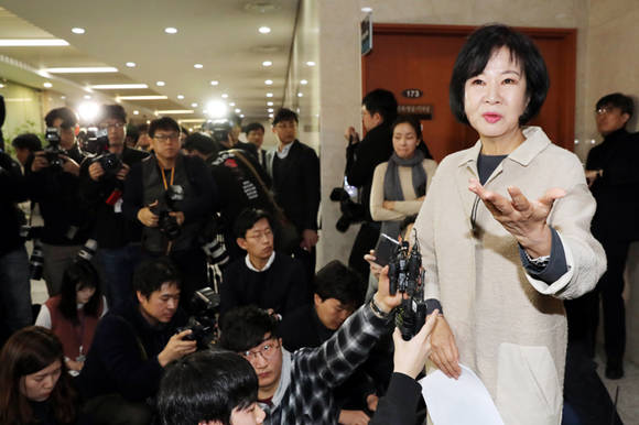 더불어민주당 손혜원 의원이 20일 서울 여의도 국회 정론관 앞에서 목포 부동산 투기 의혹과 관련한 기자들의 질문에 답하고 있다. ⓒ 연합뉴스